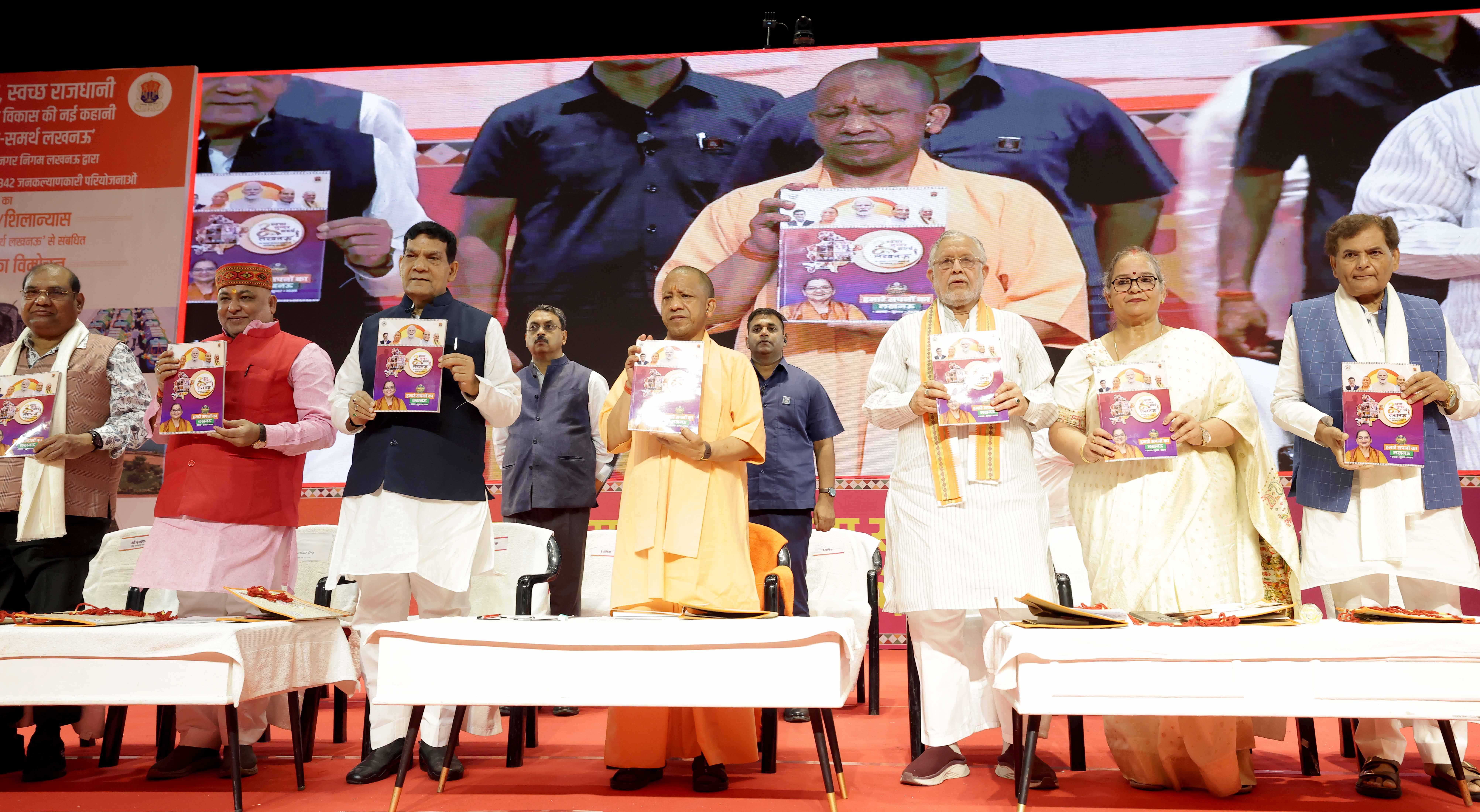 Honorable Chief Minister Yogi Adityanath releasing the booklet ‘Hamare Sapnon Ka Lucknow: Swachh, Sundar, Samarth Lucknow’ (Lucknow of Our Dreams: Clean, Beautiful, Capable Lucknow) on May 26, 2026, in Lucknow, on the occasion of the inauguration and laying of foundation stones for various development projects of the Lucknow Municipal Corporation.